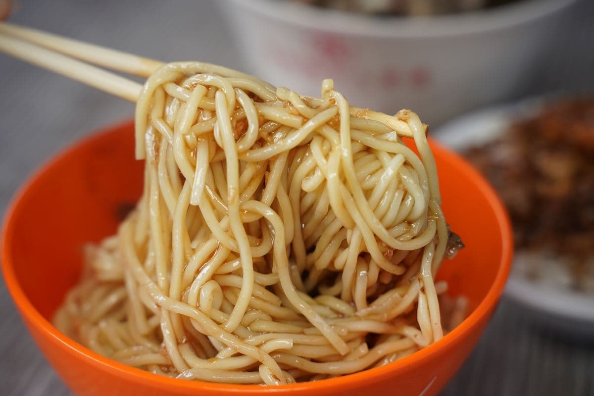 跳蚤市場隱藏版美食!大碗公「大骨湯」百元有找,飯麵通通30元便宜開吃 跳蚤市場隱藏版美食!大碗公「大骨湯」百元有找,飯麵通通30元便宜開吃