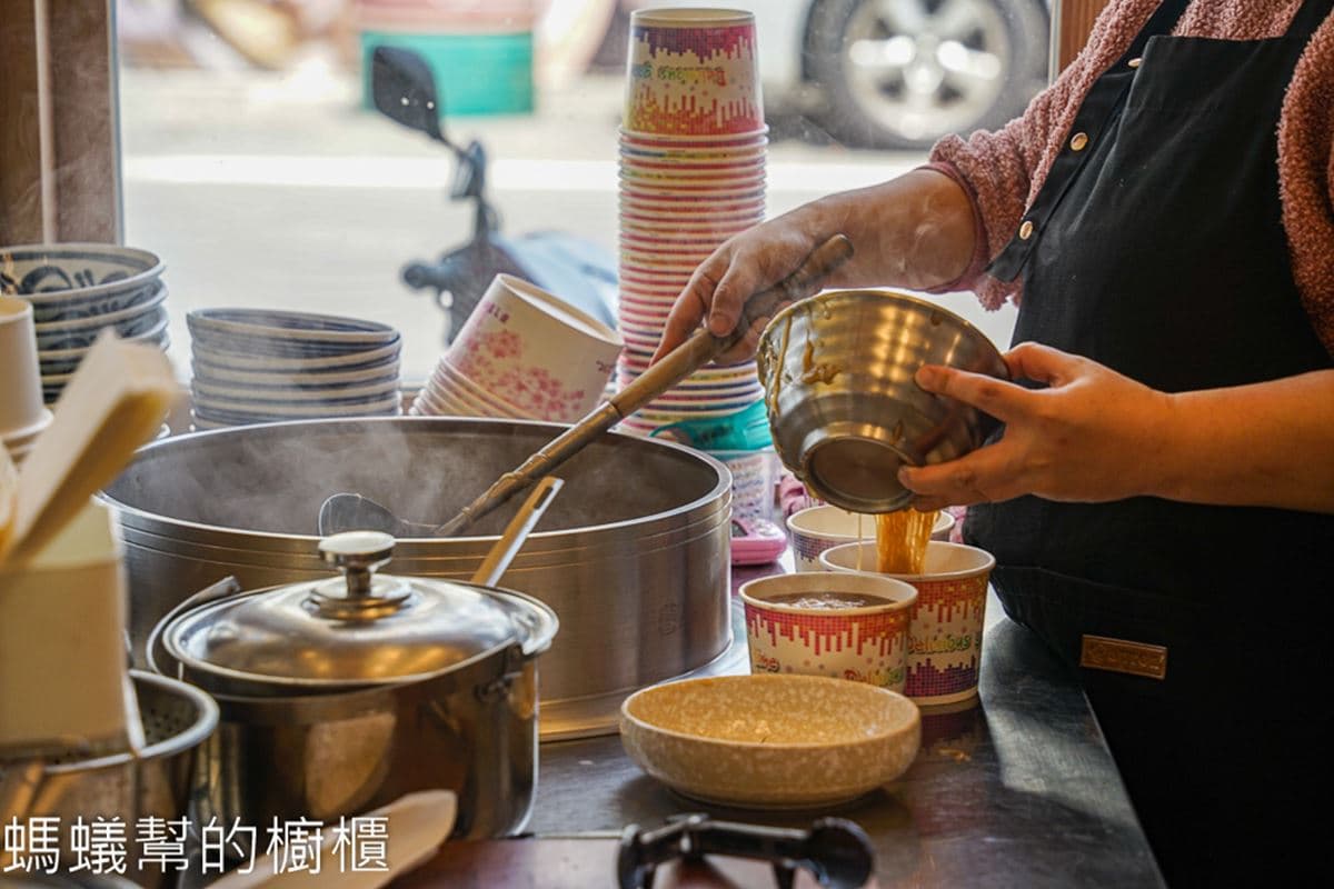酥香燒肉+大腸太犯規!「碗公黃金麵線」給料不手軟,海味章魚、小卷也要吃 酥香燒肉+大腸太犯規!「碗公黃金麵線」給料不手軟,海味章魚、小卷也要吃