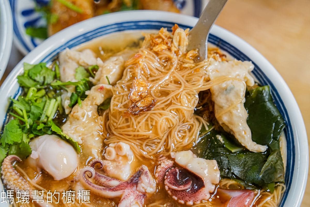 酥香燒肉+大腸太犯規!「碗公黃金麵線」給料不手軟,海味章魚、小卷也要吃 酥香燒肉+大腸太犯規!「碗公黃金麵線」給料不手軟,海味章魚、小卷也要吃