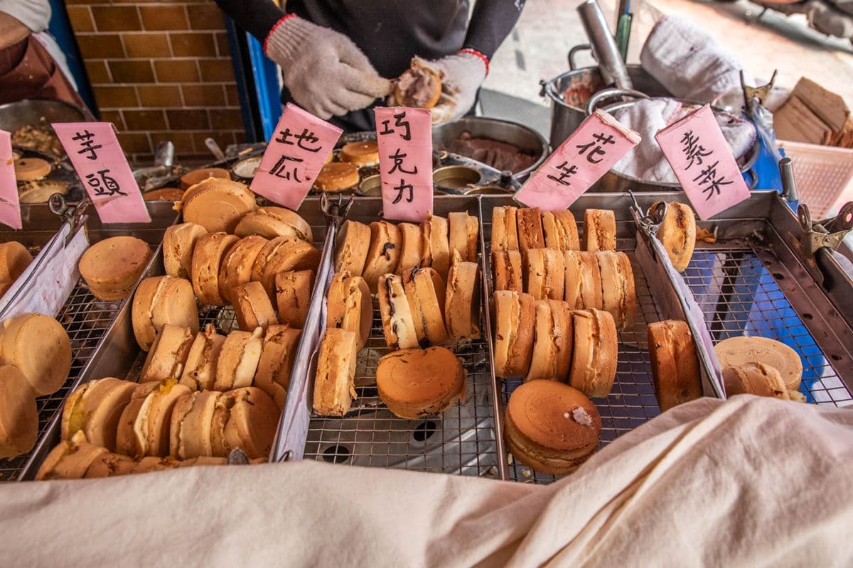 8元紅豆餅太佛心!內餡滿滿、8種口味任選通通均一價,在地30年排隊老攤 8元紅豆餅太佛心!內餡滿滿、8種口味任選通通均一價,在地30年排隊老攤
