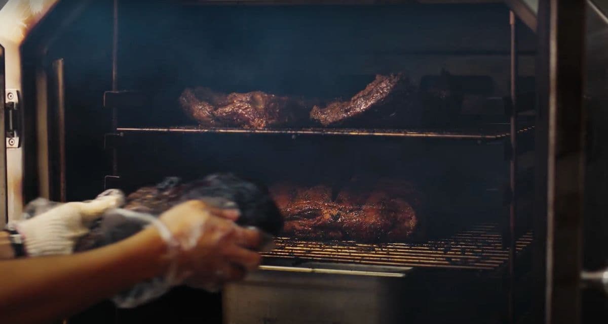 直擊「陽光型男餐車」!爽嗑道地美式煙燻BBQ烤肉,獨特燻香軟嫩超Juicy 直擊「陽光型男餐車」!爽嗑道地美式煙燻BBQ烤肉,獨特燻香軟嫩超Juicy