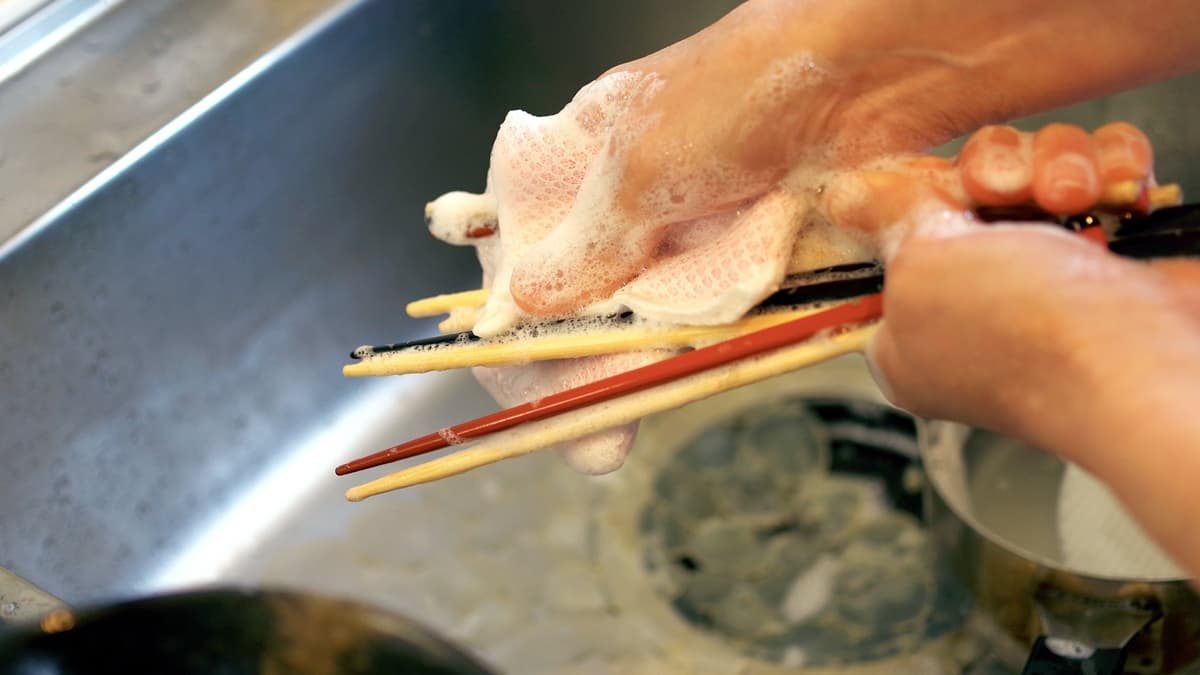 含菌量比馬桶蓋多7倍!專家曝「這款筷子」易生細菌,恐引發食物中毒
