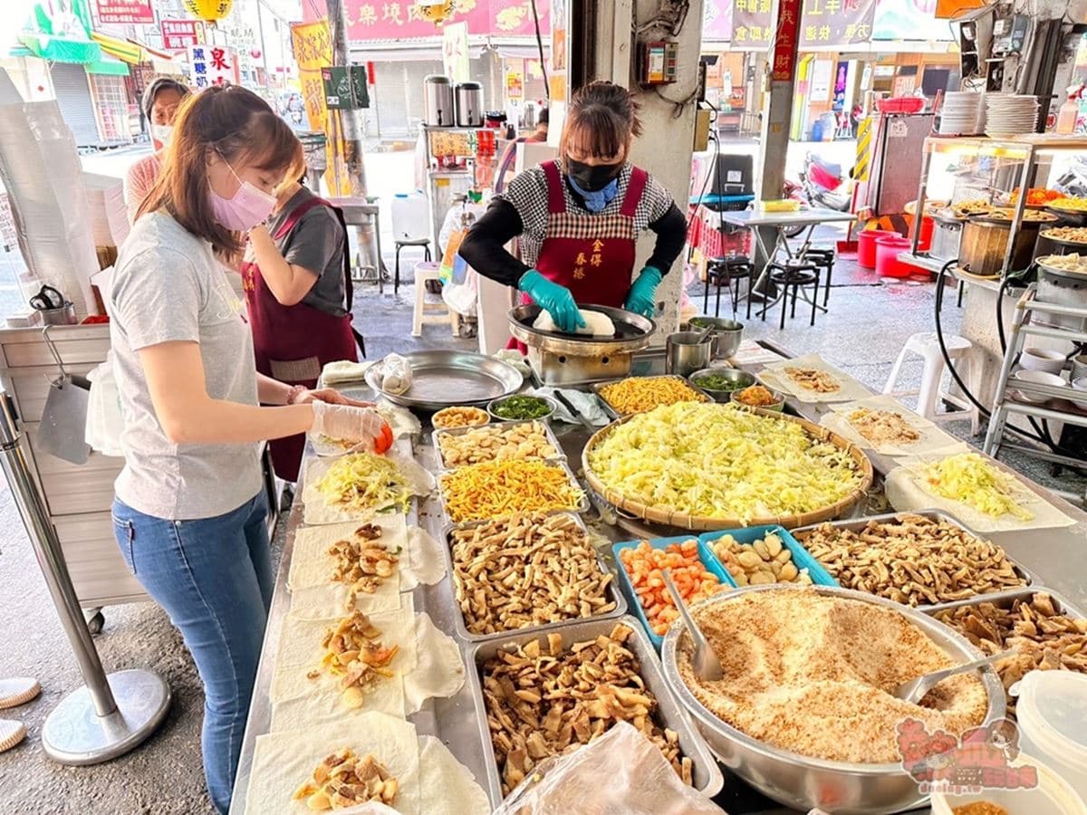 飄香市場70年排隊老攤!9種食材、8種甜度任選,正港南部味潤餅 飄香市場70年排隊老攤!9種食材、8種甜度任選,正港南部味潤餅