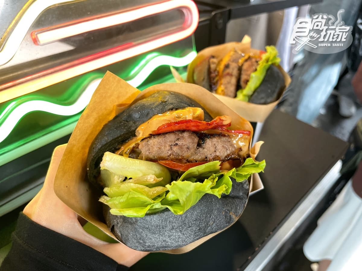 網稱「零負評漢堡店」藏東區!雙層手打牛肉+竹炭堡太狂,免費送美式薯條 網稱「零負評漢堡店」藏東區!雙層手打牛肉+竹炭堡太狂,免費送美式薯條