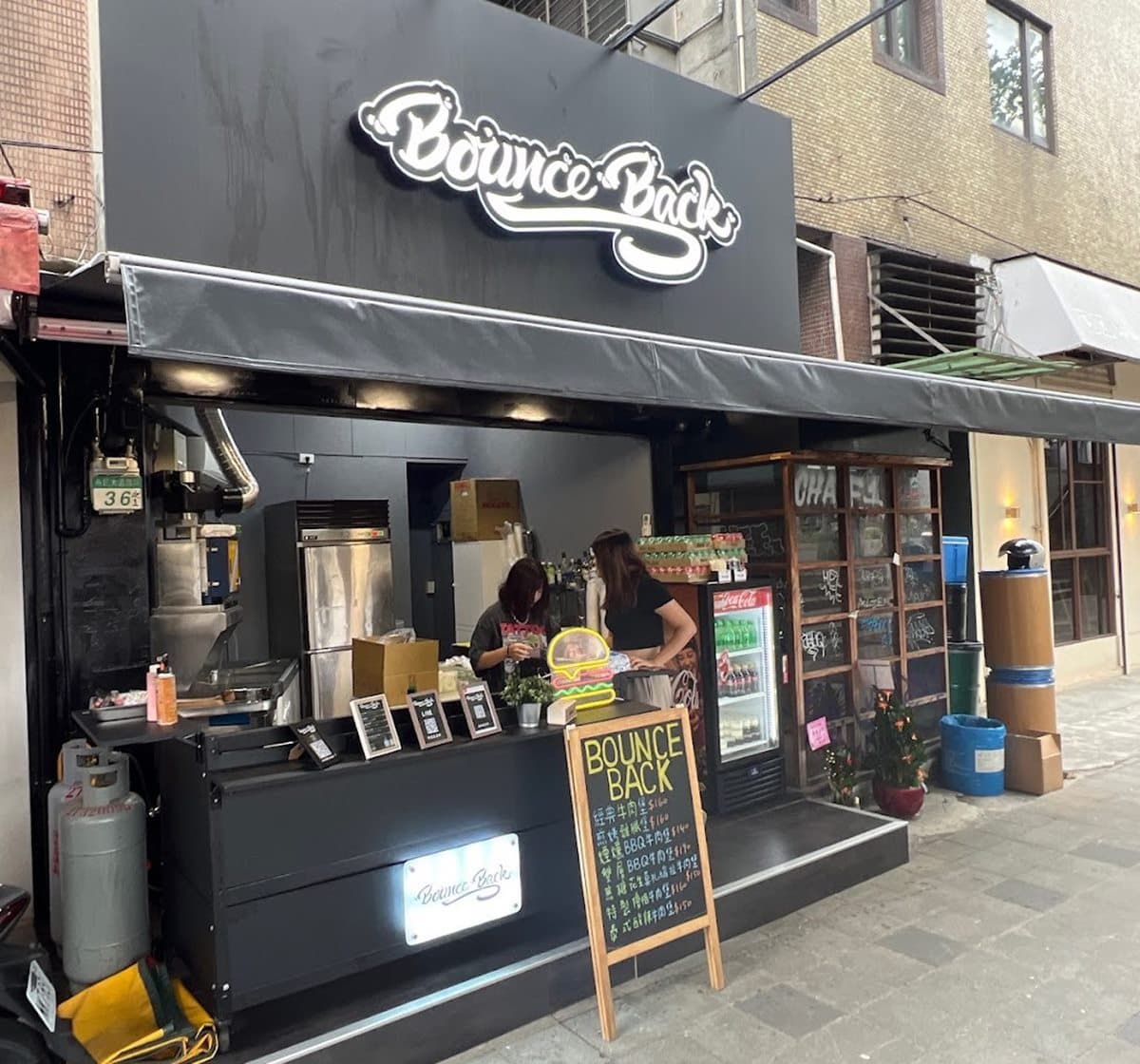 網稱「零負評漢堡店」藏東區!雙層手打牛肉+竹炭堡太狂,免費送美式薯條 網稱「零負評漢堡店」藏東區!雙層手打牛肉+竹炭堡太狂,免費送美式薯條