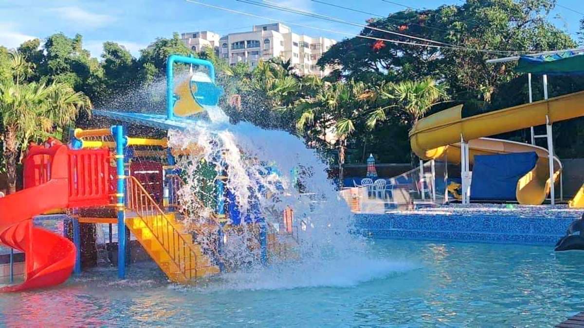新竹高人氣「戶外水上樂園」開放了!大型滑水道、氣墊樂園1票玩到飽消暑氣 新竹高人氣「戶外水上樂園」開放了!大型滑水道、氣墊樂園1票玩到飽消暑氣