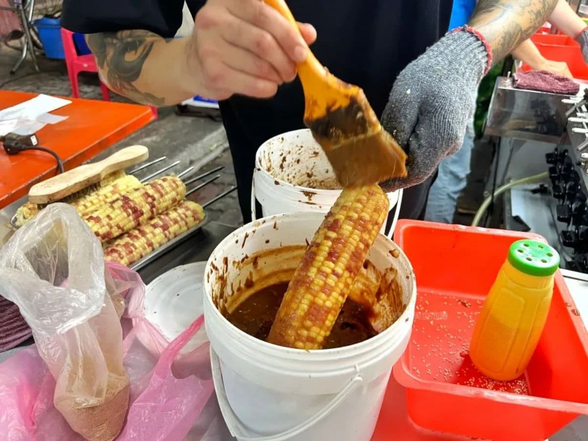 通通50元均一價!在地激推「佛系烤玉米」地點曝光,鹹甜獨門祕醬一吃愛上 通通50元均一價!在地激推「佛系烤玉米」地點曝光,鹹甜獨門祕醬一吃愛上