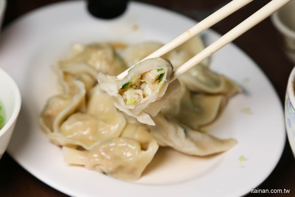 佛系「水餃3.5元」地點曝!乾麵、湯麵不超過50元,免費飲料、銅板價吃飽飽 佛系「水餃3.5元」地點曝!乾麵、湯麵不超過50元,免費飲料、銅板價吃飽飽