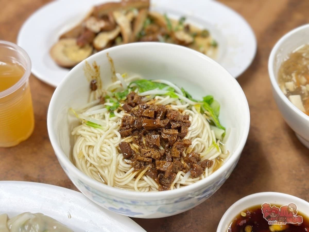 佛系「水餃3.5元」地點曝!乾麵、湯麵不超過50元,免費飲料、銅板價吃飽飽 佛系「水餃3.5元」地點曝!乾麵、湯麵不超過50元,免費飲料、銅板價吃飽飽