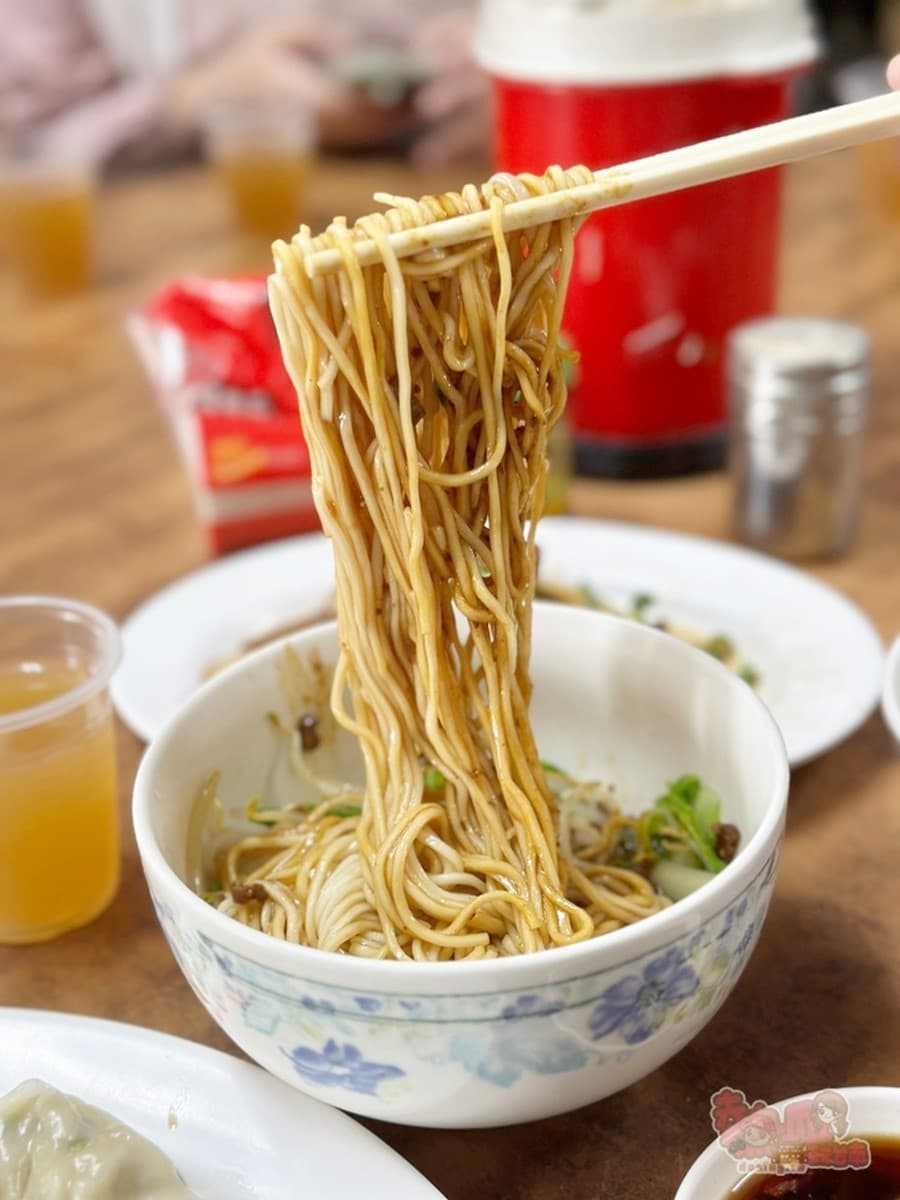 佛系「水餃3.5元」地點曝!乾麵、湯麵不超過50元,免費飲料、銅板價吃飽飽 佛系「水餃3.5元」地點曝!乾麵、湯麵不超過50元,免費飲料、銅板價吃飽飽