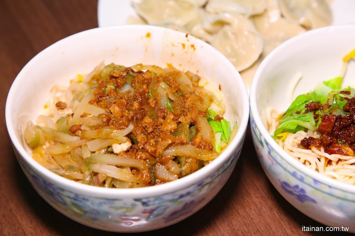 佛系「水餃3.5元」地點曝!乾麵、湯麵不超過50元,免費飲料、銅板價吃飽飽 佛系「水餃3.5元」地點曝!乾麵、湯麵不超過50元,免費飲料、銅板價吃飽飽