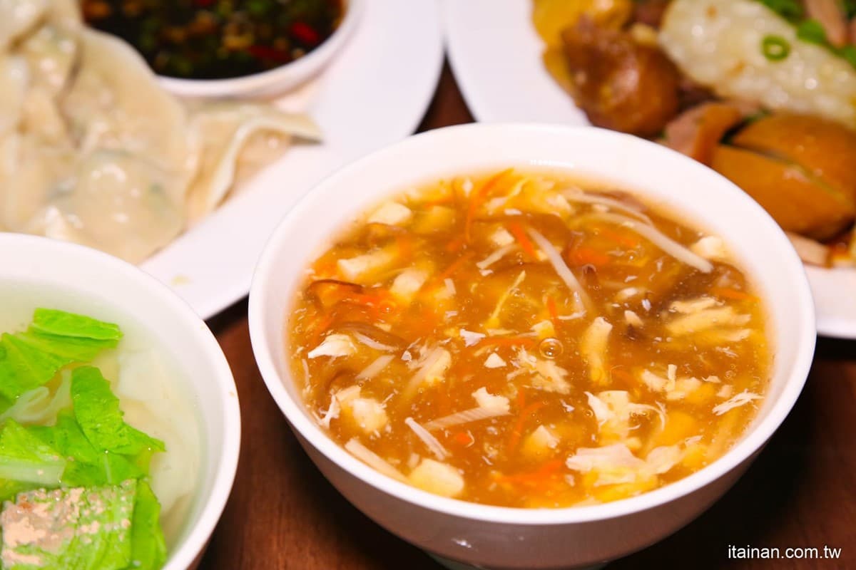 佛系「水餃3.5元」地點曝!乾麵、湯麵不超過50元,免費飲料、銅板價吃飽飽 佛系「水餃3.5元」地點曝!乾麵、湯麵不超過50元,免費飲料、銅板價吃飽飽