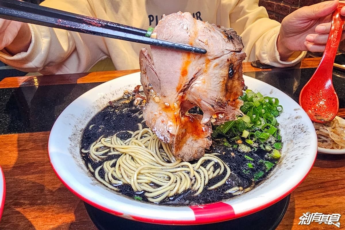 無限續高麗菜、醃菜!215元起爽嗑「最強豚骨拉麵」,加碼免費吃唐揚雞 無限續高麗菜、醃菜!215元起爽嗑「最強豚骨拉麵」,加碼免費吃唐揚雞