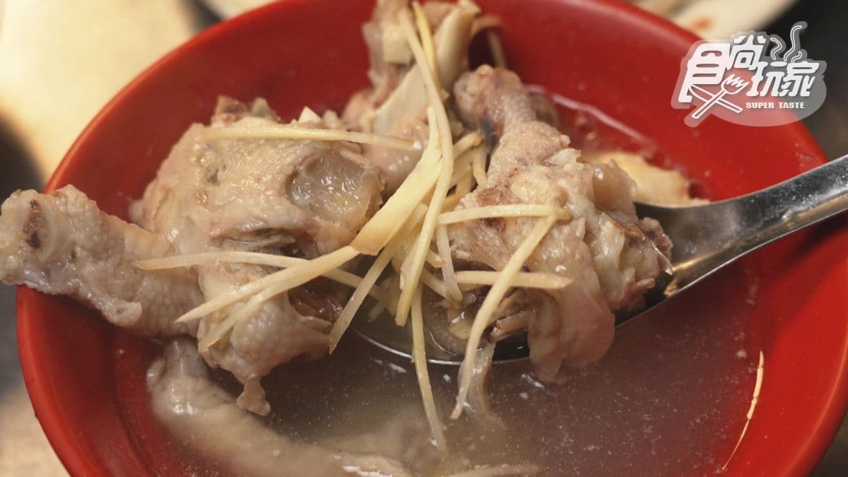 排隊人潮沒停過!嘉義「雞肉飯老店」大碗只要35元,每天現切20公斤火雞 排隊人潮沒停過!嘉義「雞肉飯老店」大碗只要35元,每天現切20公斤火雞