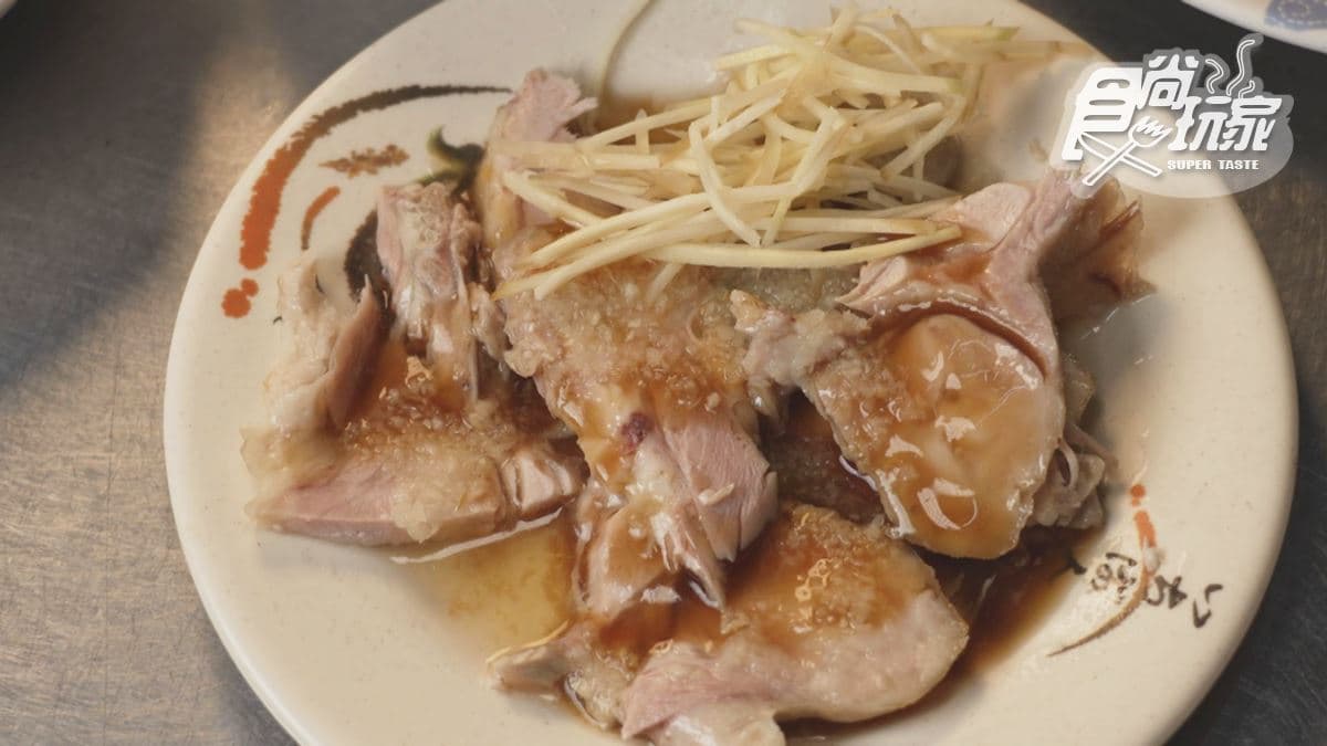 排隊人潮沒停過!嘉義「雞肉飯老店」大碗只要35元,每天現切20公斤火雞 排隊人潮沒停過!嘉義「雞肉飯老店」大碗只要35元,每天現切20公斤火雞
