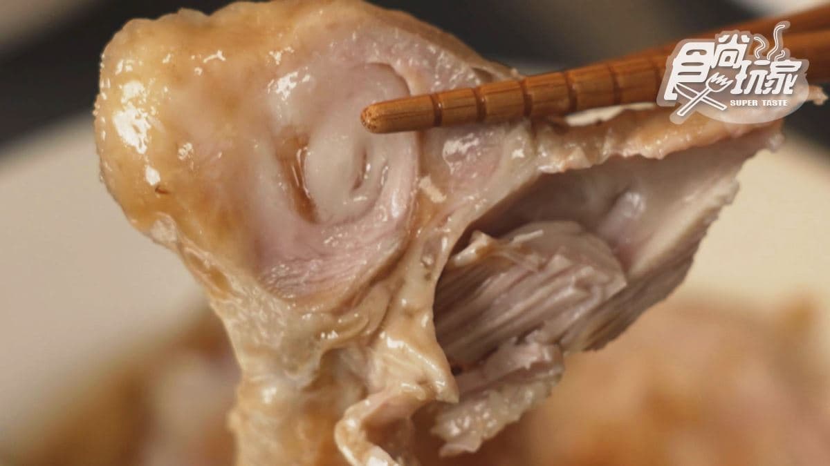 排隊人潮沒停過!嘉義「雞肉飯老店」大碗只要35元,每天現切20公斤火雞 排隊人潮沒停過!嘉義「雞肉飯老店」大碗只要35元,每天現切20公斤火雞