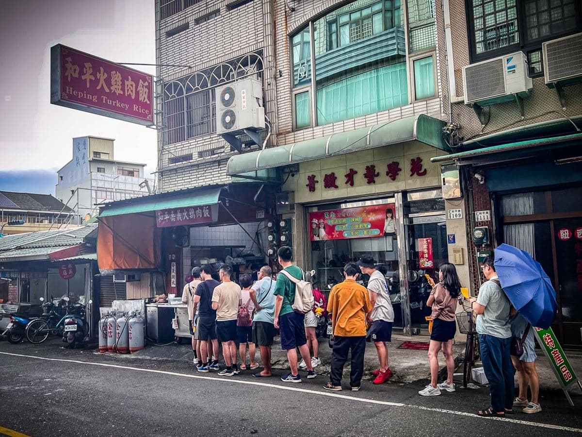 排隊人潮沒停過!嘉義「雞肉飯老店」大碗只要35元,每天現切20公斤火雞 排隊人潮沒停過!嘉義「雞肉飯老店」大碗只要35元,每天現切20公斤火雞