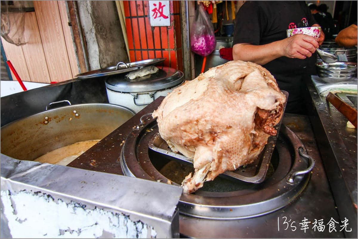 排隊人潮沒停過!嘉義「雞肉飯老店」大碗只要35元,每天現切20公斤火雞 排隊人潮沒停過!嘉義「雞肉飯老店」大碗只要35元,每天現切20公斤火雞