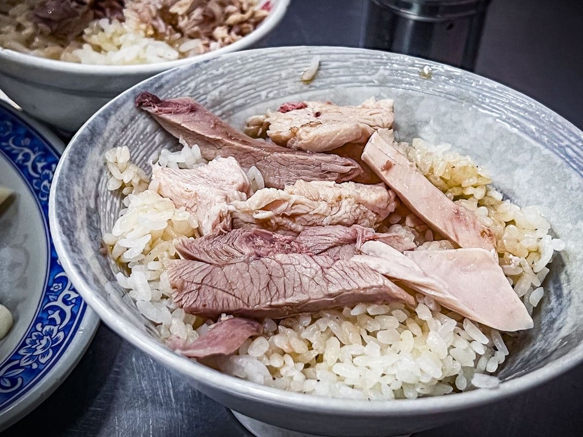 排隊人潮沒停過!嘉義「雞肉飯老店」大碗只要35元,每天現切20公斤火雞 排隊人潮沒停過!嘉義「雞肉飯老店」大碗只要35元,每天現切20公斤火雞