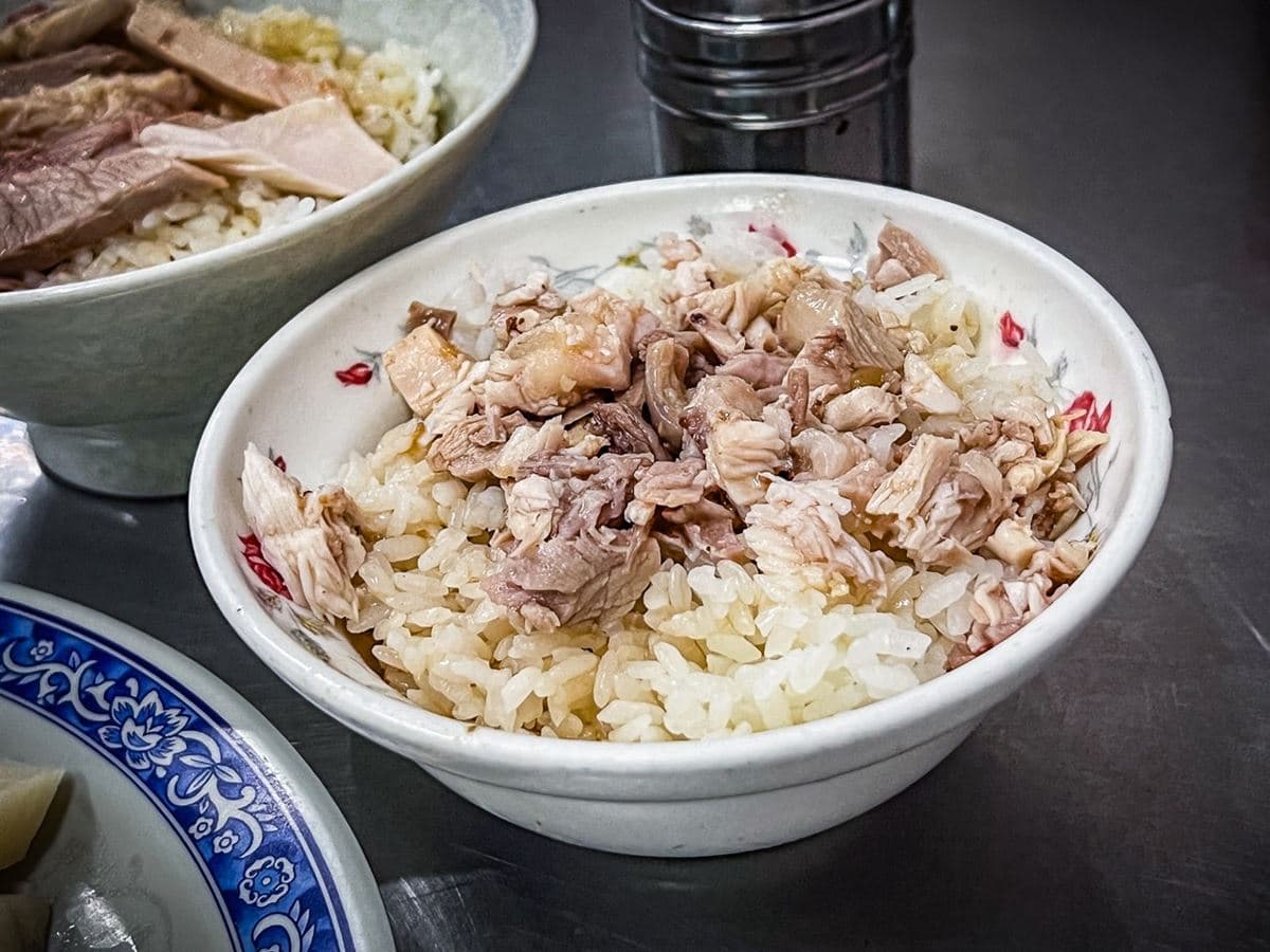 排隊人潮沒停過!嘉義「雞肉飯老店」大碗只要35元,每天現切20公斤火雞 排隊人潮沒停過!嘉義「雞肉飯老店」大碗只要35元,每天現切20公斤火雞