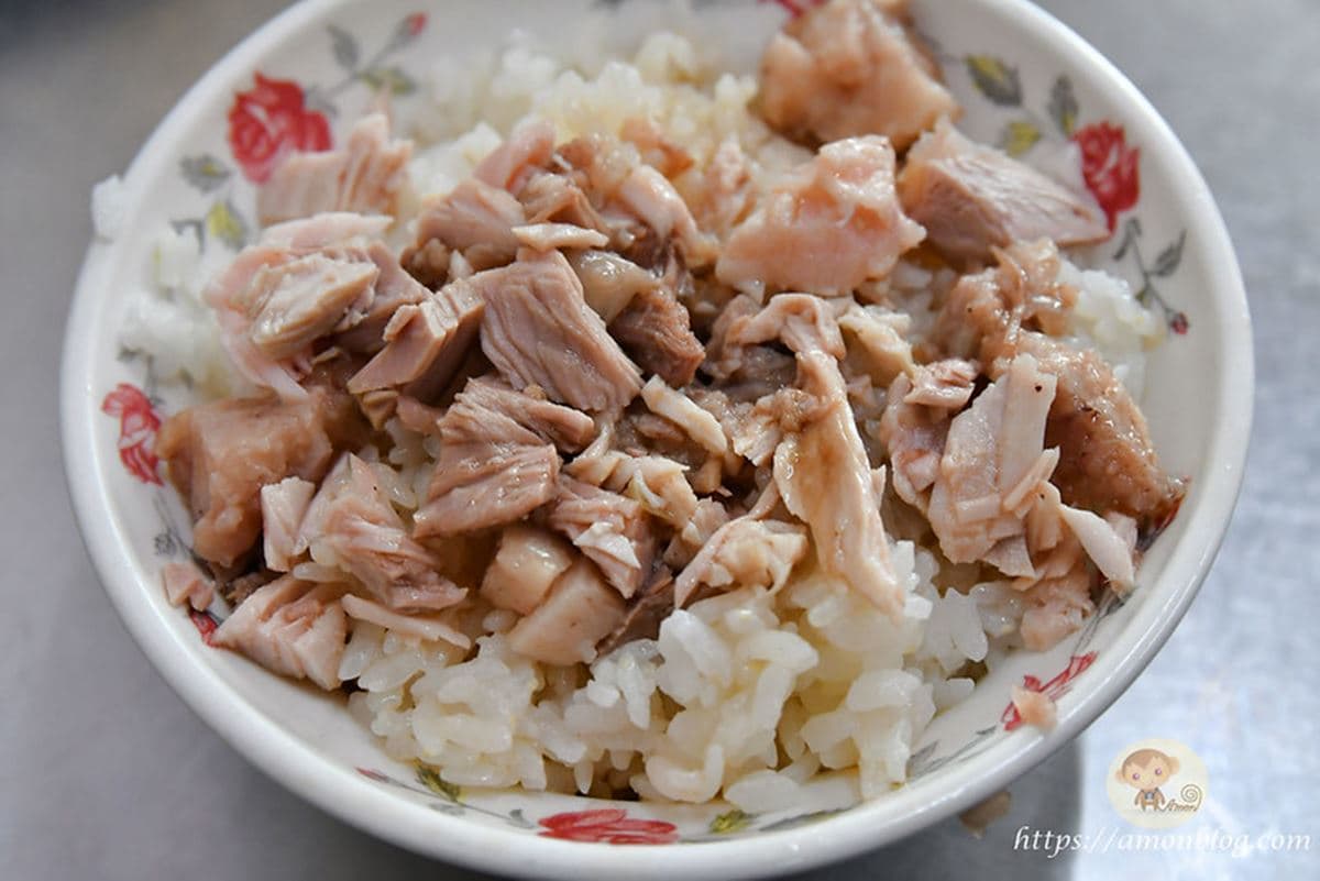 排隊人潮沒停過!嘉義「雞肉飯老店」大碗只要35元,每天現切20公斤火雞 排隊人潮沒停過!嘉義「雞肉飯老店」大碗只要35元,每天現切20公斤火雞