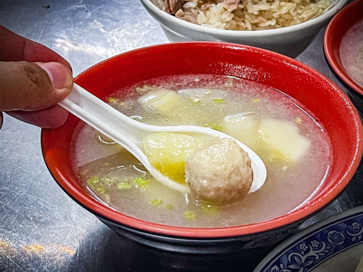 排隊人潮沒停過!嘉義「雞肉飯老店」大碗只要35元,每天現切20公斤火雞 排隊人潮沒停過!嘉義「雞肉飯老店」大碗只要35元,每天現切20公斤火雞