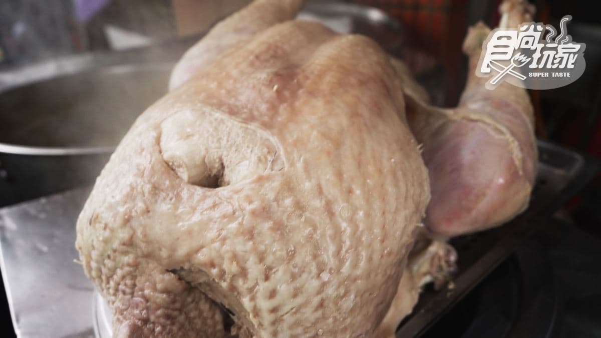 排隊人潮沒停過!嘉義「雞肉飯老店」大碗只要35元,每天現切20公斤火雞 排隊人潮沒停過!嘉義「雞肉飯老店」大碗只要35元,每天現切20公斤火雞