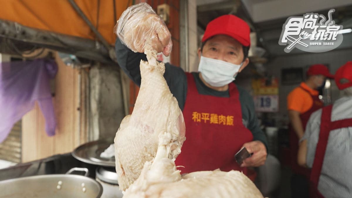 排隊人潮沒停過!嘉義「雞肉飯老店」大碗只要35元,每天現切20公斤火雞 排隊人潮沒停過!嘉義「雞肉飯老店」大碗只要35元,每天現切20公斤火雞