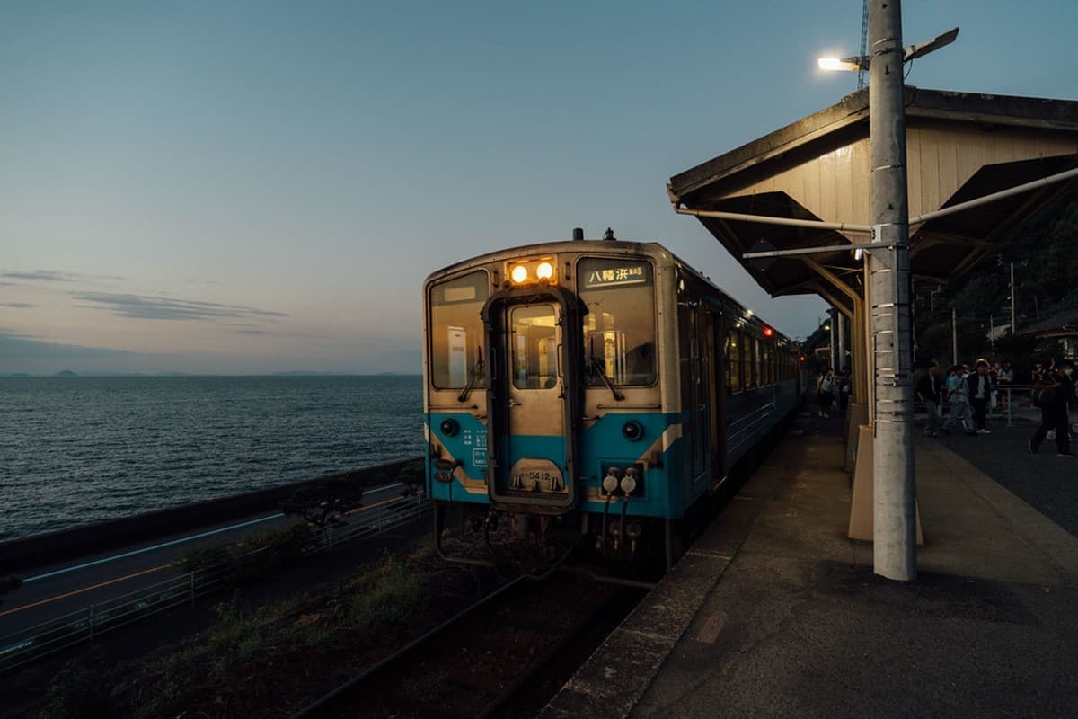 《神隱少女》海上車站在這!無人車站IG暴紅,日落時分拍魔幻美照 《神隱少女》海上車站在這!無人車站IG暴紅,日落時分拍魔幻美照