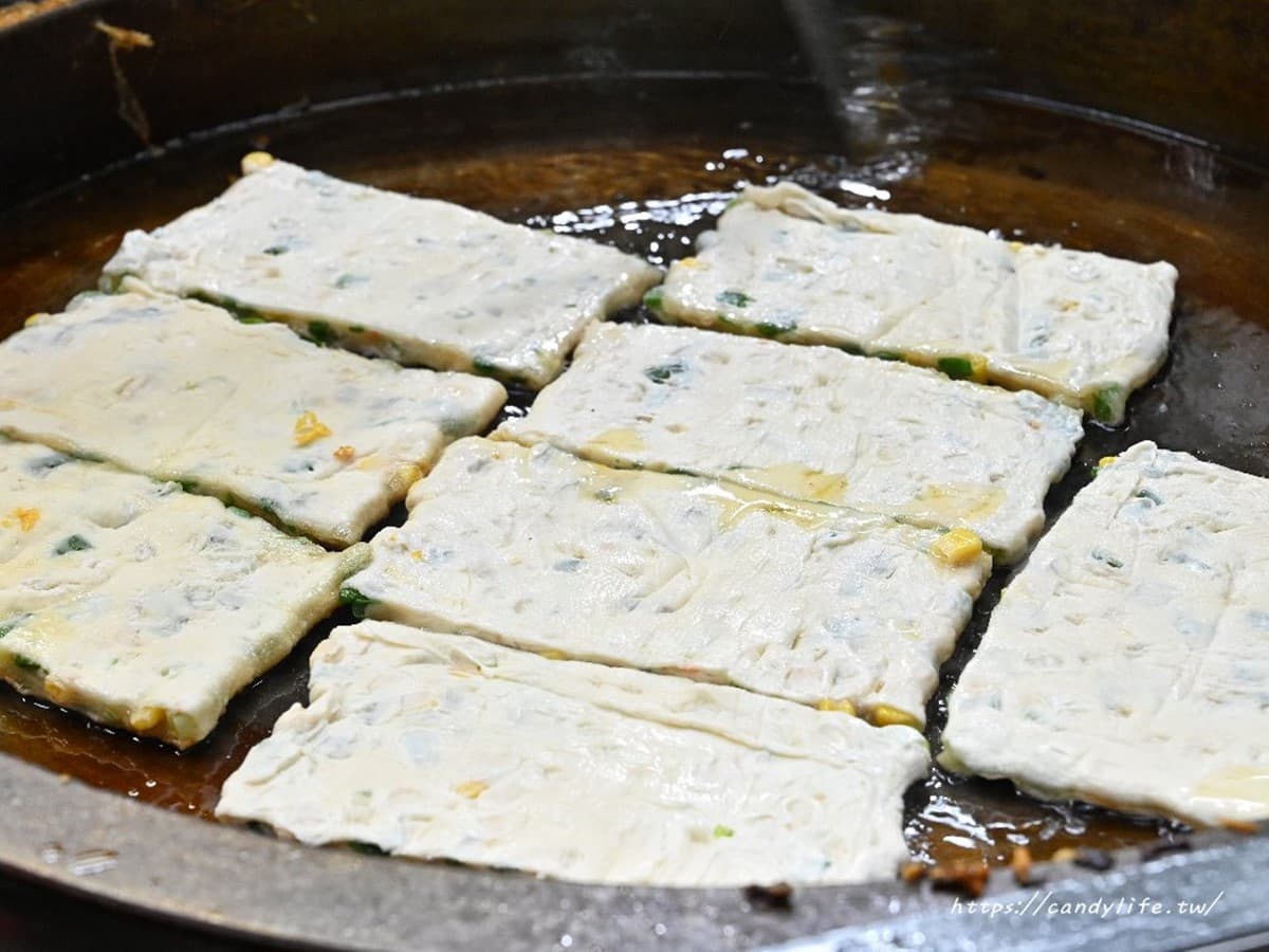 飄香台中30年!第三市場「黃金蔥餅」銅板價開吃,外酥內Q夾玉米粒鮮脆甜 飄香台中30年!第三市場「黃金蔥餅」銅板價開吃,外酥內Q夾玉米粒鮮脆甜