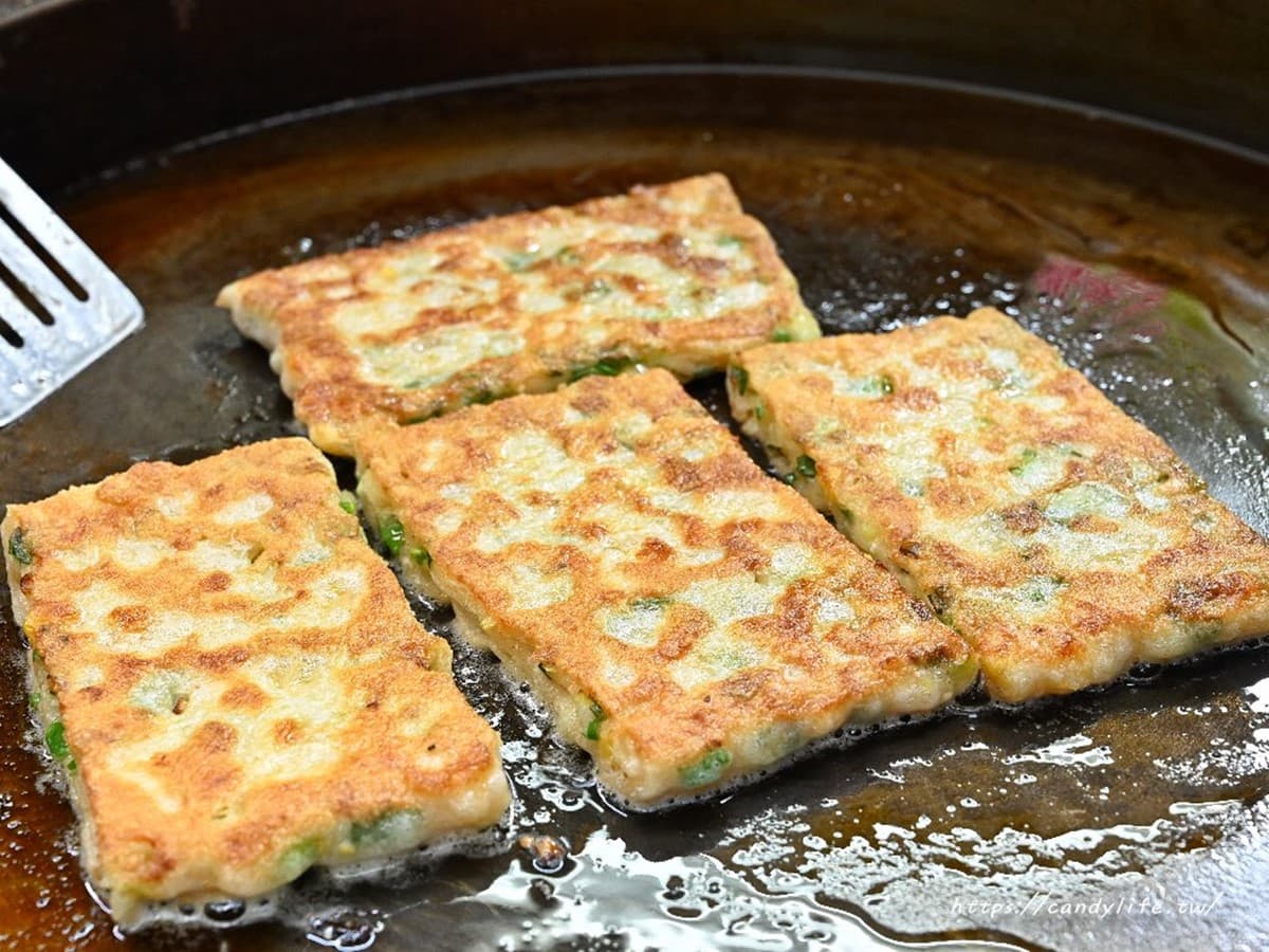 飄香台中30年!第三市場「黃金蔥餅」銅板價開吃,外酥內Q夾玉米粒鮮脆甜 飄香台中30年!第三市場「黃金蔥餅」銅板價開吃,外酥內Q夾玉米粒鮮脆甜