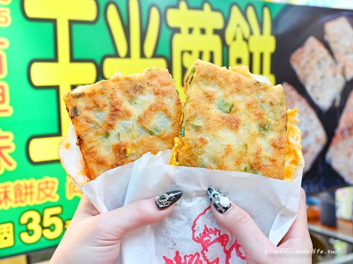 飄香台中30年!第三市場「黃金蔥餅」銅板價開吃,外酥內Q夾玉米粒鮮脆甜 飄香台中30年!第三市場「黃金蔥餅」銅板價開吃,外酥內Q夾玉米粒鮮脆甜