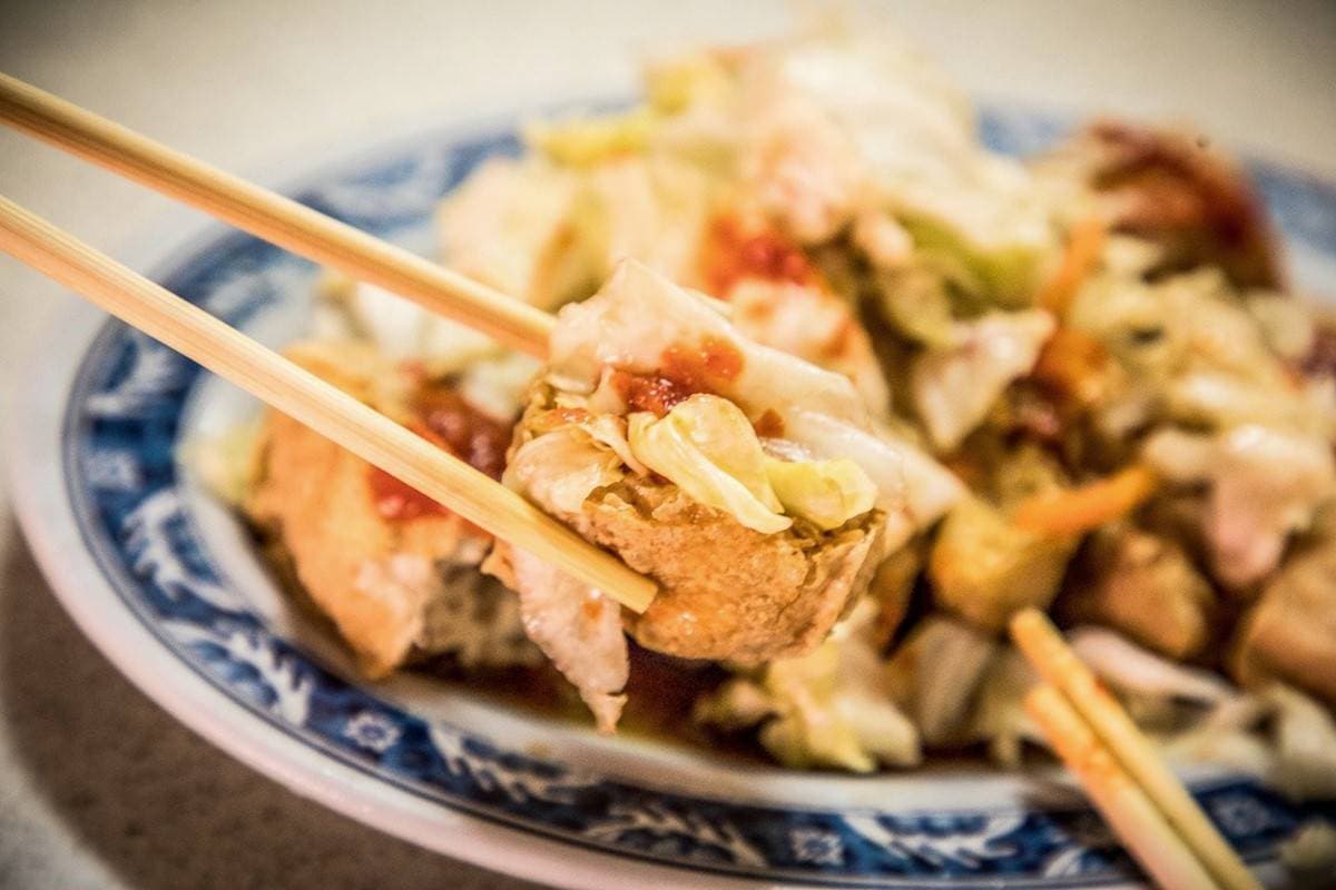 號稱「臭豆腐南霸天」!酥香唰嘴只點1份會後悔,超夯人氣整天狂炸不停歇 號稱「臭豆腐南霸天」!酥香唰嘴只點1份會後悔,超夯人氣整天狂炸不停歇