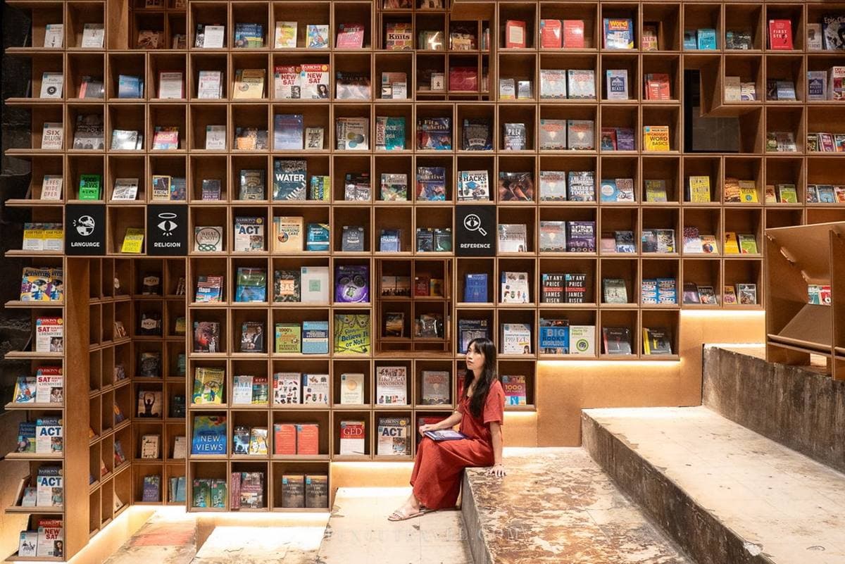 8萬本「彩虹書牆」拍出萬讚IG照!舊戲院改造「迷宮書店」,暴紅打卡點在這 8萬本「彩虹書牆」拍出萬讚IG照!舊戲院改造「迷宮書店」,暴紅打卡點在這