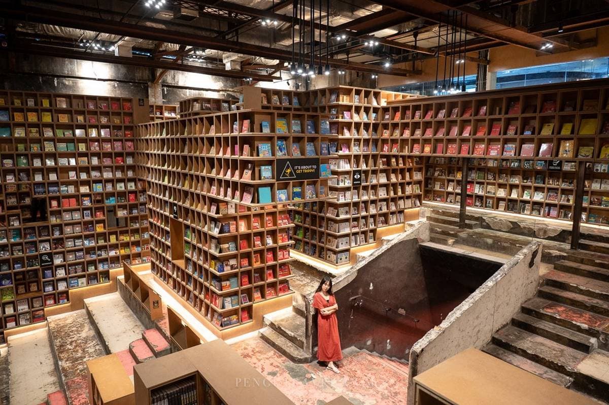 8萬本「彩虹書牆」拍出萬讚IG照!舊戲院改造「迷宮書店」,暴紅打卡點在這 8萬本「彩虹書牆」拍出萬讚IG照!舊戲院改造「迷宮書店」,暴紅打卡點在這