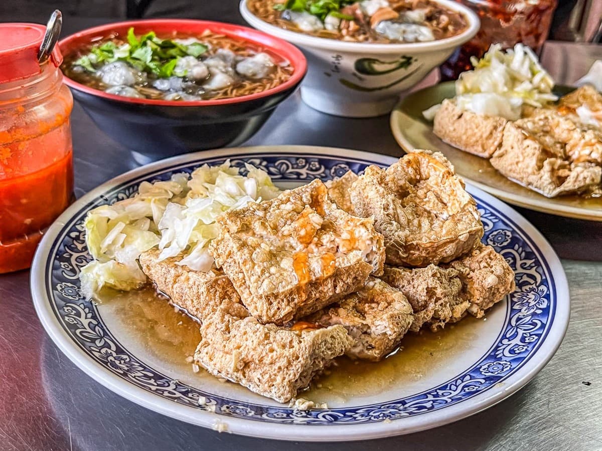 新北鄉親不想說!網友激推「排隊臭豆腐」臭香有勁,大碗公麵線滿滿都是料 新北鄉親不想說!網友激推「排隊臭豆腐」臭香有勁,大碗公麵線滿滿都是料