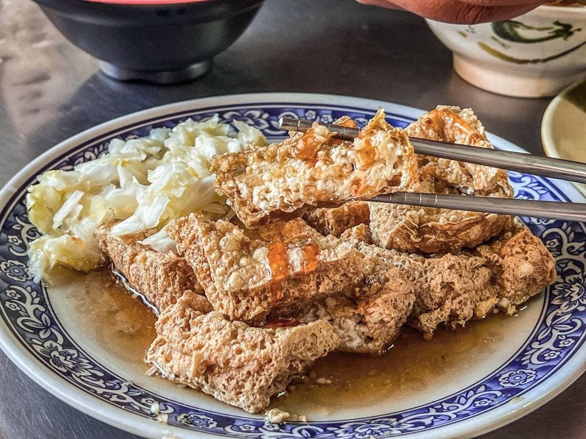 新北鄉親不想說!網友激推「排隊臭豆腐」臭香有勁,大碗公麵線滿滿都是料 新北鄉親不想說!網友激推「排隊臭豆腐」臭香有勁,大碗公麵線滿滿都是料