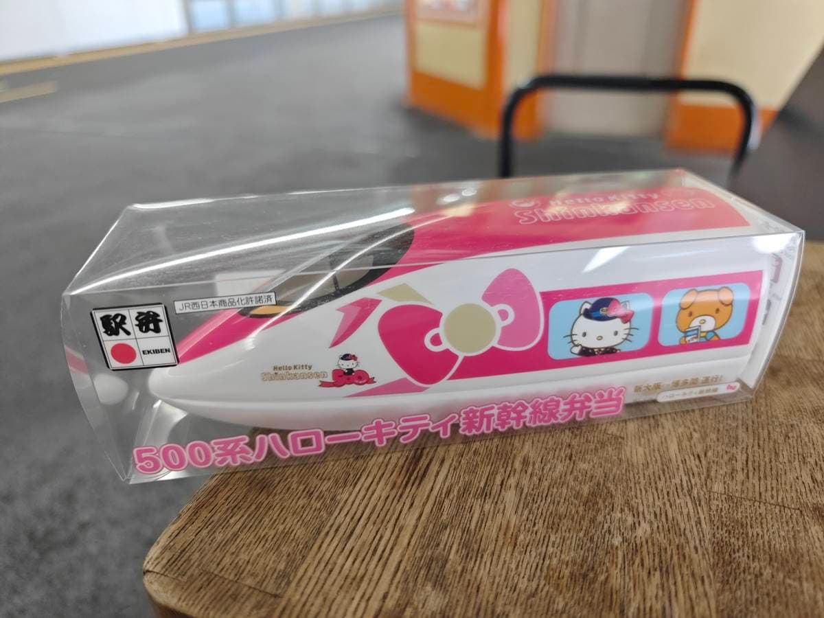 Hello Kitty新幹線列車開箱!限定車廂便當、站長公仔必搶,粉嫩夢幻內裝拍到飽 Hello Kitty新幹線列車開箱!限定車廂便當、站長公仔必搶,粉嫩夢幻內裝拍到飽
