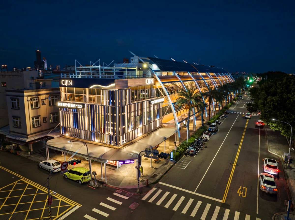 挑戰「高雄最美市場」!線形波浪+LED外牆點燈美到炸,坐擁海景第一排 挑戰「高雄最美市場」!線形波浪+LED外牆點燈美到炸,坐擁海景第一排