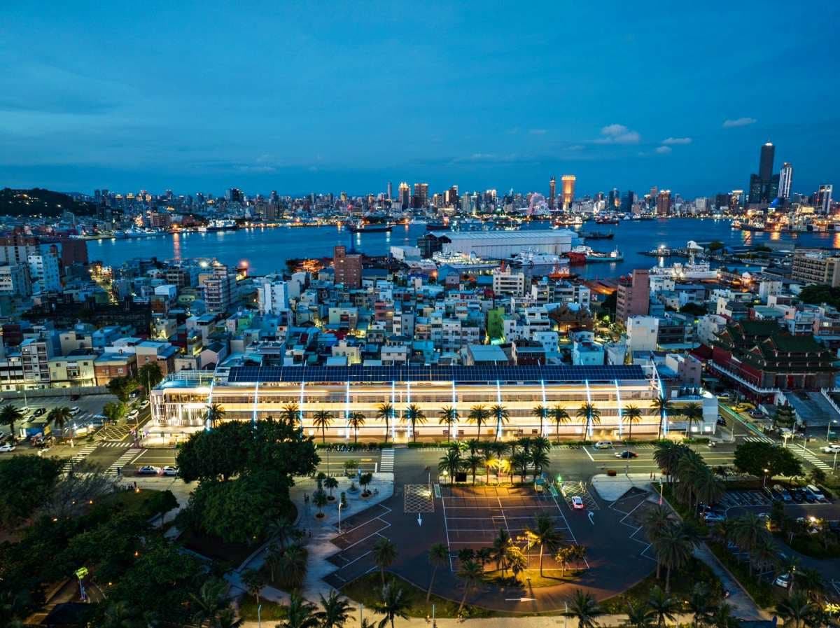 挑戰「高雄最美市場」!線形波浪+LED外牆點燈美到炸,坐擁海景第一排 挑戰「高雄最美市場」!線形波浪+LED外牆點燈美到炸,坐擁海景第一排
