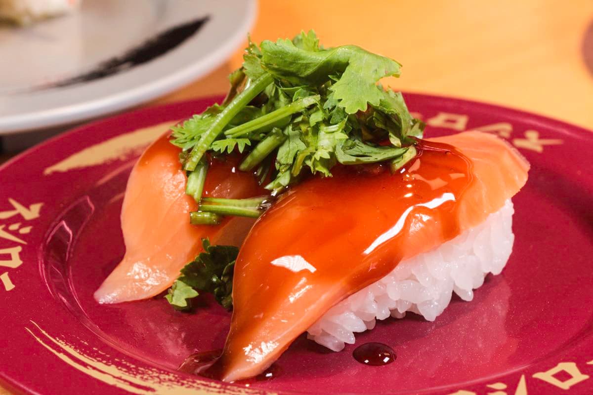 香菜控快衝!壽司郎推2款「香菜壽司」限時開賣,加碼鮭魚生魚片買2送1 香菜控快衝!壽司郎推2款「香菜壽司」限時開賣,加碼鮭魚生魚片買2送1
