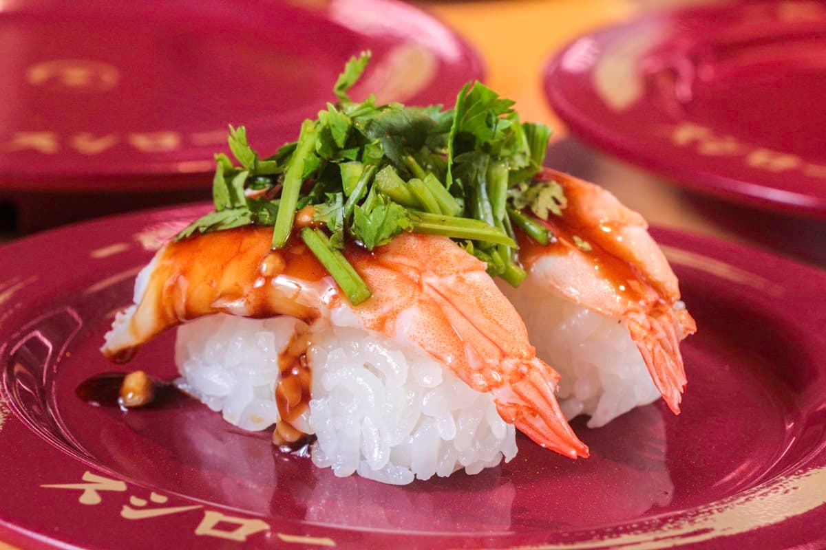 香菜控快衝!壽司郎推2款「香菜壽司」限時開賣,加碼鮭魚生魚片買2送1 香菜控快衝!壽司郎推2款「香菜壽司」限時開賣,加碼鮭魚生魚片買2送1