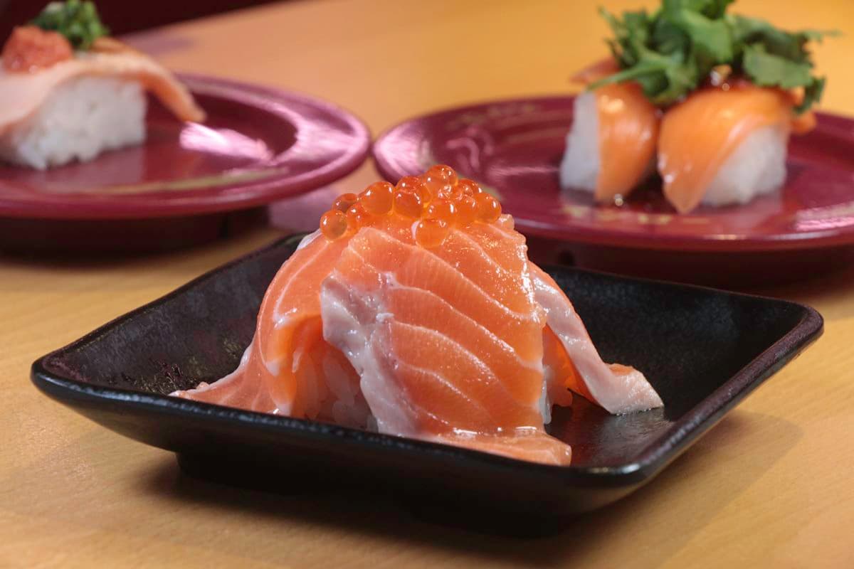 香菜控快衝!壽司郎推2款「香菜壽司」限時開賣,加碼鮭魚生魚片買2送1 香菜控快衝!壽司郎推2款「香菜壽司」限時開賣,加碼鮭魚生魚片買2送1