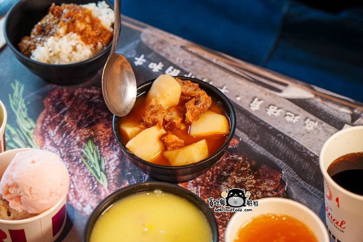 鐵板麵免費續加吃到飽!高雄平價牛排290元起,自助吧肉燥飯、牛肉湯無限吃 鐵板麵免費續加吃到飽!高雄平價牛排290元起,自助吧肉燥飯、牛肉湯無限吃