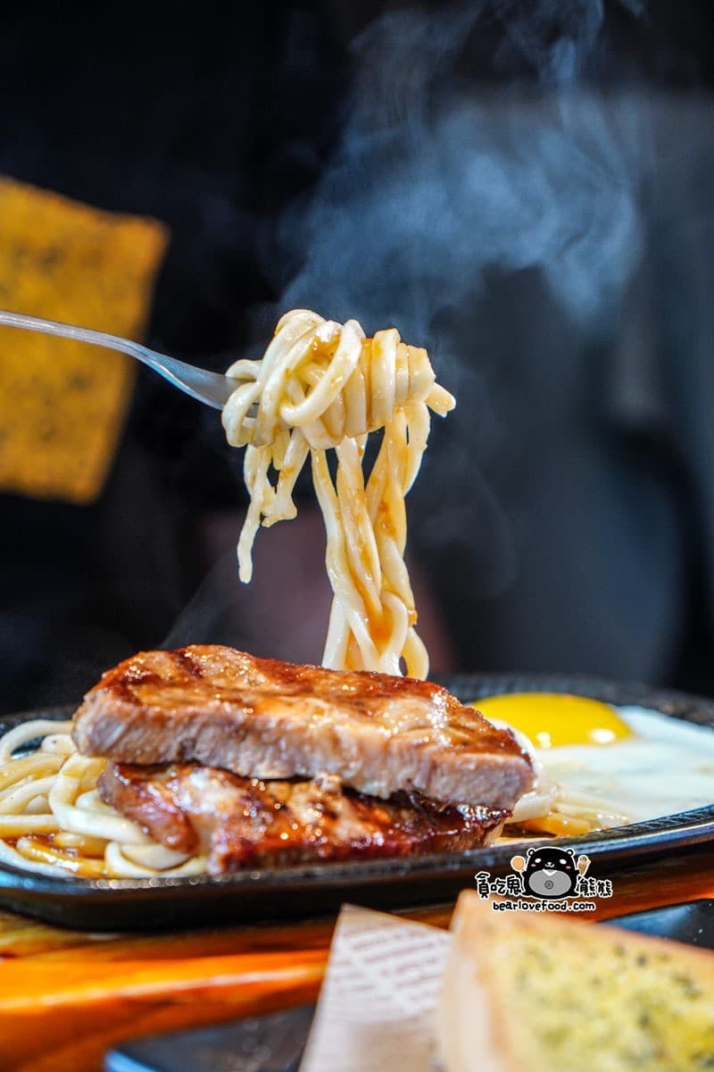 鐵板麵免費續加吃到飽!高雄平價牛排290元起,自助吧肉燥飯、牛肉湯無限吃 鐵板麵免費續加吃到飽!高雄平價牛排290元起,自助吧肉燥飯、牛肉湯無限吃