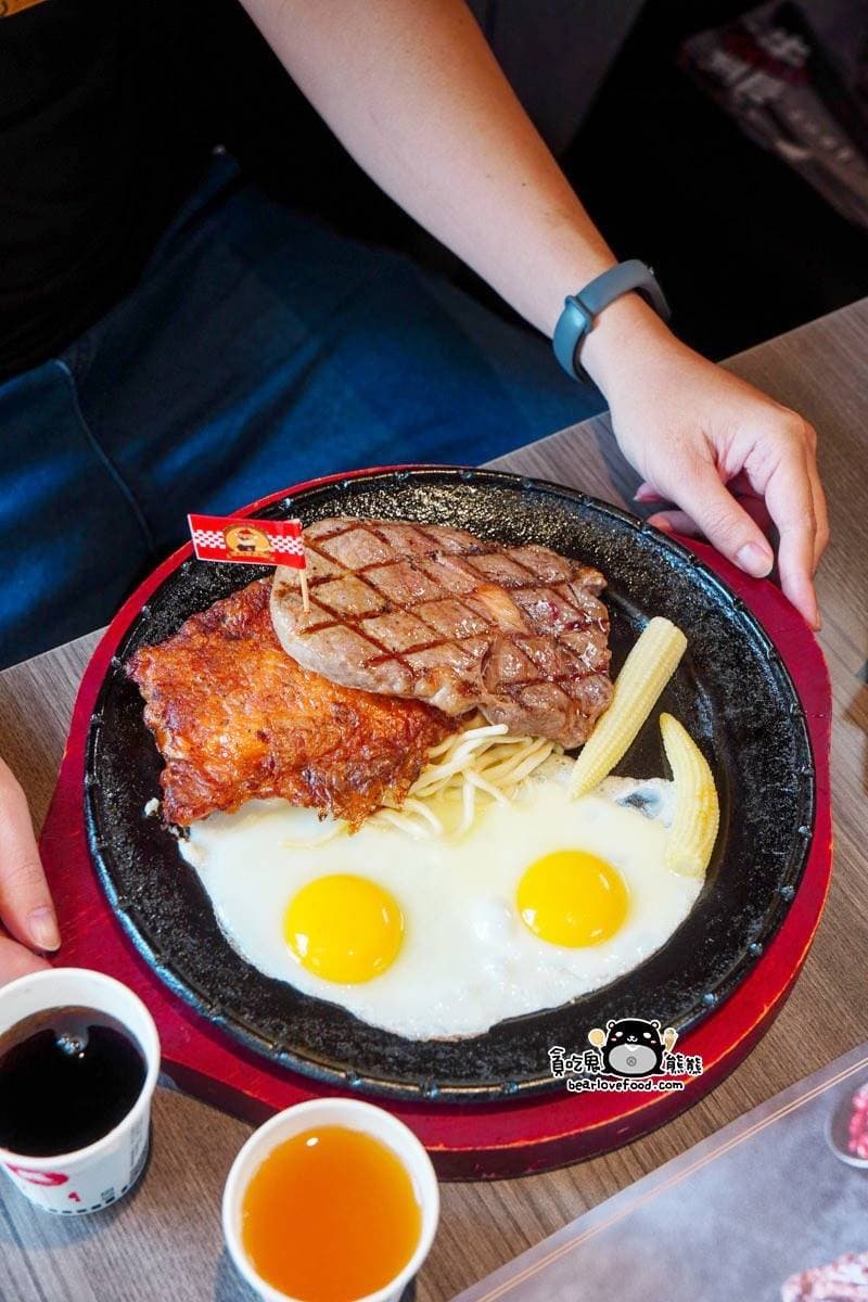 鐵板麵免費續加吃到飽!高雄平價牛排290元起,自助吧肉燥飯、牛肉湯無限吃 鐵板麵免費續加吃到飽!高雄平價牛排290元起,自助吧肉燥飯、牛肉湯無限吃