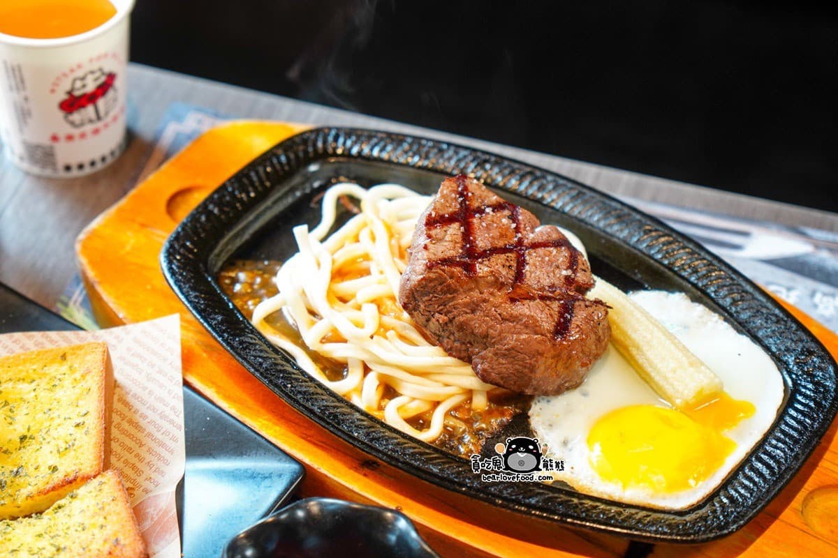 鐵板麵免費續加吃到飽!高雄平價牛排290元起,自助吧肉燥飯、牛肉湯無限吃 鐵板麵免費續加吃到飽!高雄平價牛排290元起,自助吧肉燥飯、牛肉湯無限吃