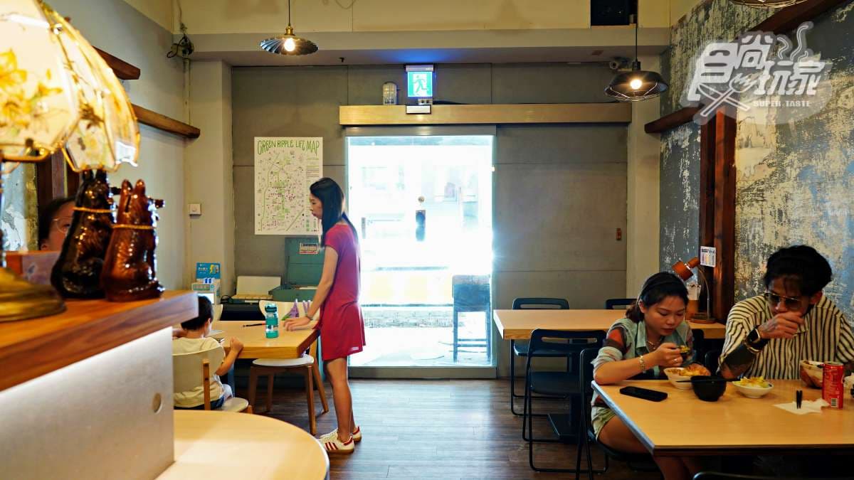 免費「滿料雞湯」無限喝!台中超夯「炸蛋滷肉飯」開門就排爆,百元內吃飽飽 免費「滿料雞湯」無限喝!台中超夯「炸蛋滷肉飯」開門就排爆,百元內吃飽飽