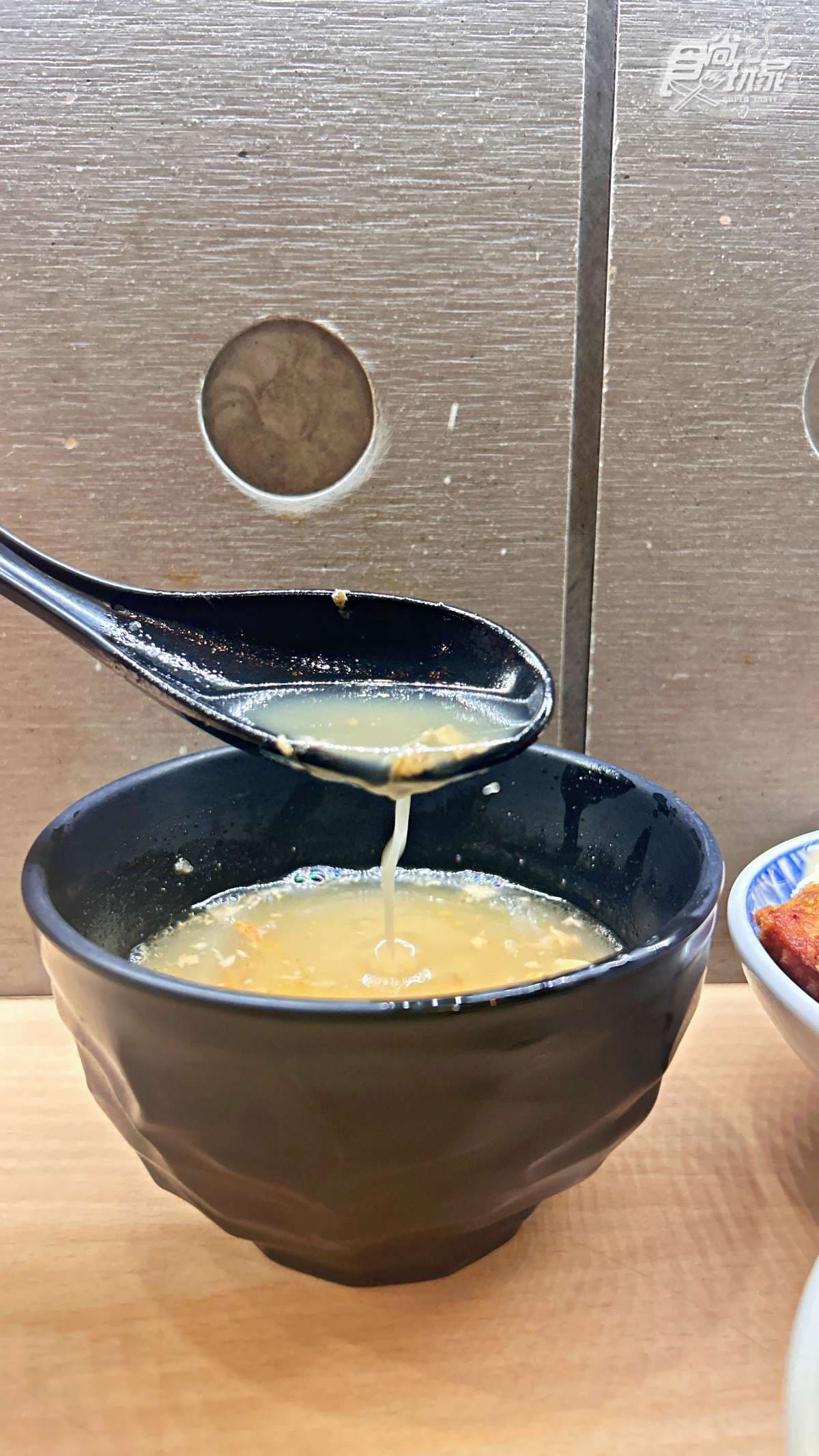 免費「滿料雞湯」無限喝!台中超夯「炸蛋滷肉飯」開門就排爆,百元內吃飽飽 免費「滿料雞湯」無限喝!台中超夯「炸蛋滷肉飯」開門就排爆,百元內吃飽飽