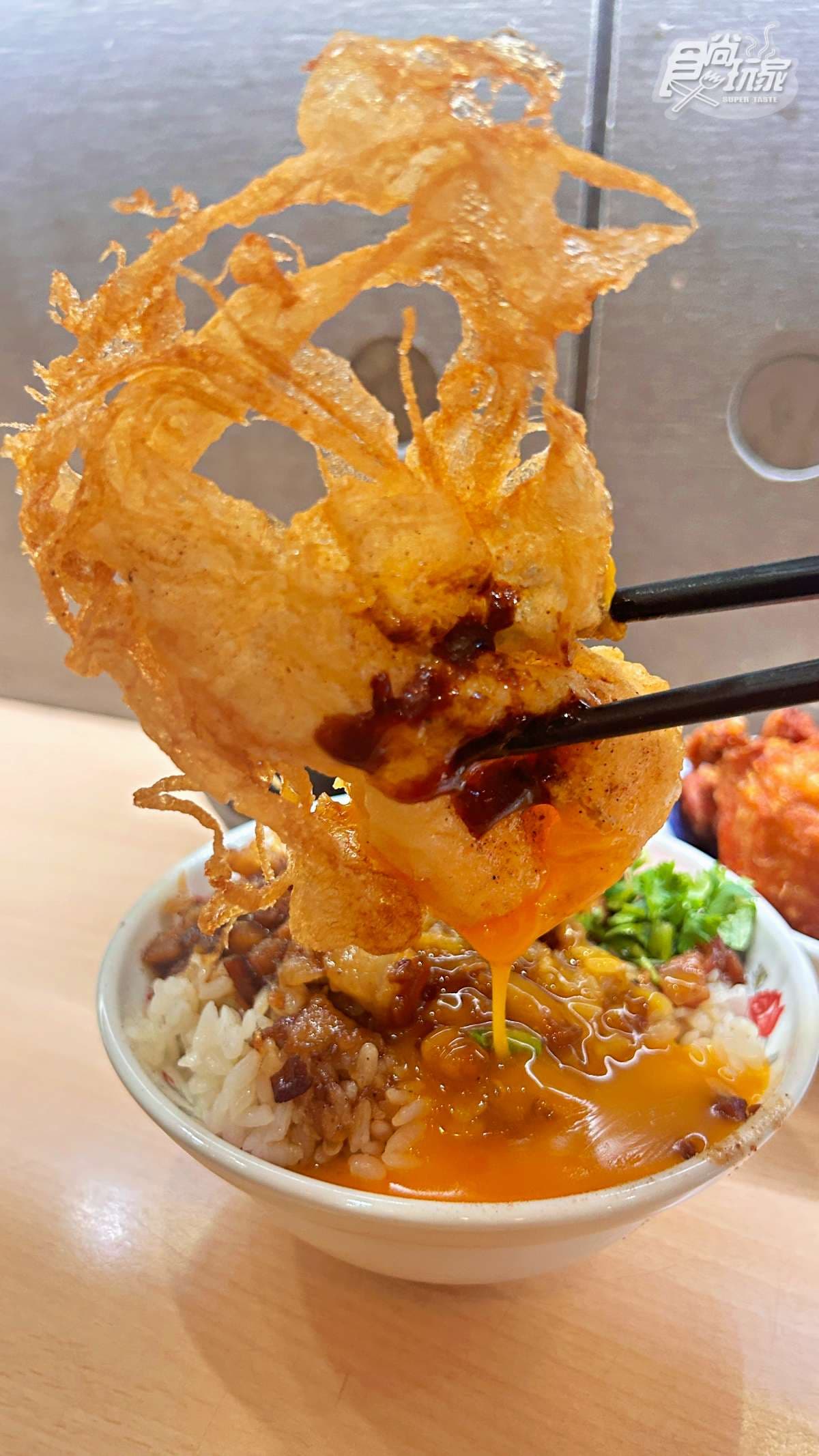 免費「滿料雞湯」無限喝!台中超夯「炸蛋滷肉飯」開門就排爆,百元內吃飽飽 免費「滿料雞湯」無限喝!台中超夯「炸蛋滷肉飯」開門就排爆,百元內吃飽飽